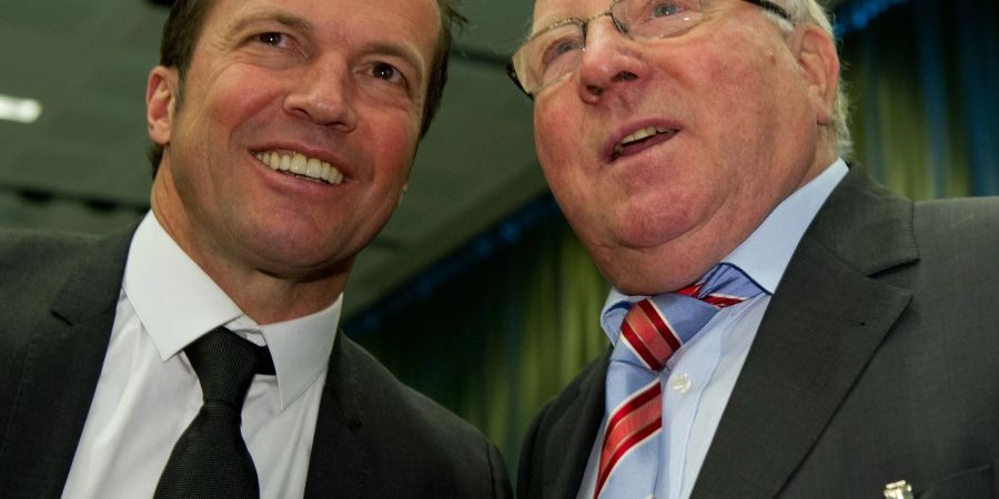 Lothar Matthäus (l) und sein Vorbild Uwe Seeler  2012 auf dem ausserordentlichen Bundestag des Deutschen Fussball-Bundes (DFB).
