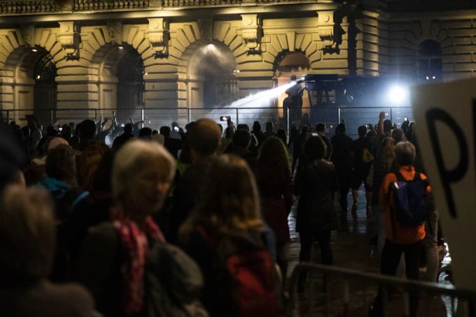 Bei den Demonstrationen gegen die Massnahmen zum Coronavirus kam es zu Auseinandersetzungen mit der Polizei. Coronavirus
