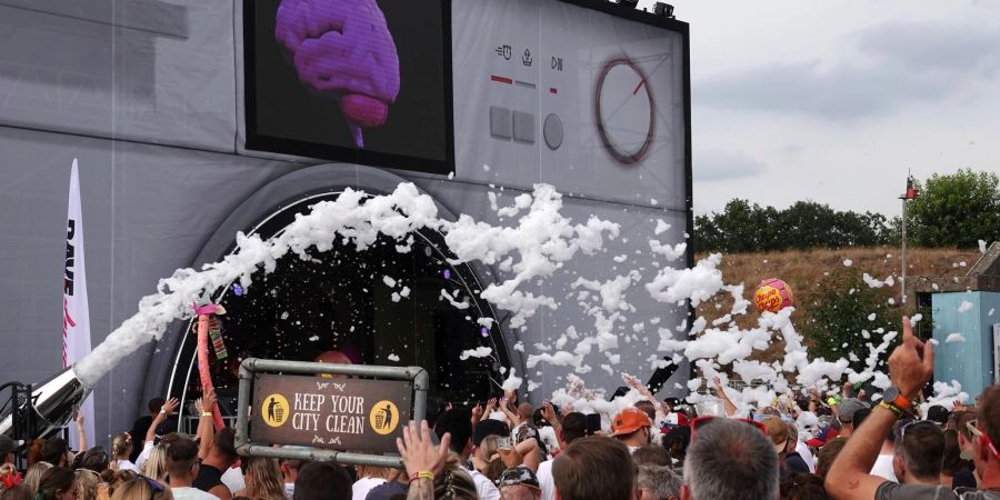 Schaumparty vor der Bühne auf dem Musikfestival «Parookaville» im niederrheinischen Weeze.