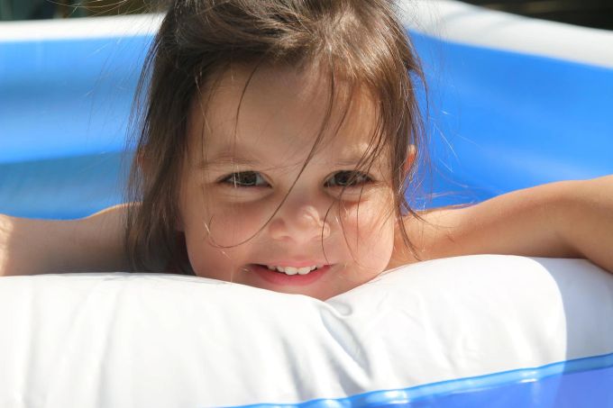 So ein Sommer-Pool-Lachen soll lange anhalten. Mädchen Planschbecken Wasser Lachen