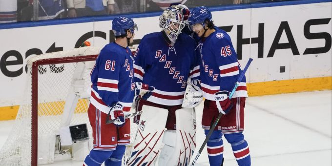 Die Spieler der New York Rangers bedanken sich bei ihrem überragenden Goalie Igor Shesterkin. new york rangers