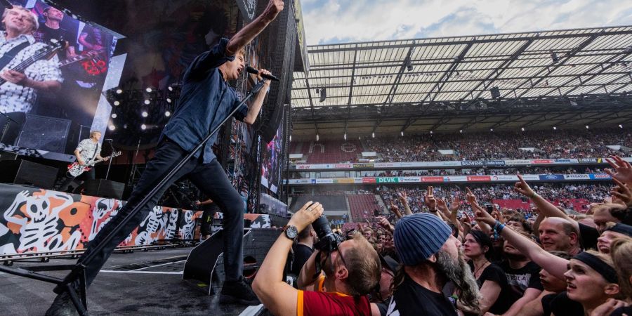 Campino, Sänger der Punkband "Die Toten Hosen", performt im Kölner RheinEnergieStadion.