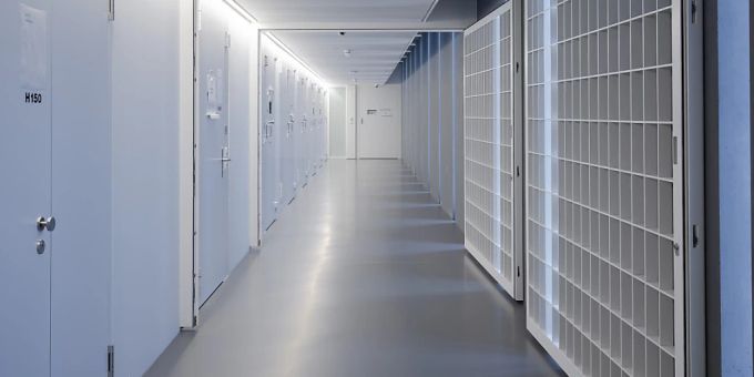 Im Bild der Gang eines Zellentraktes im Polizei- und Justizzentrum Zürich. (Archivbild) gefängnis