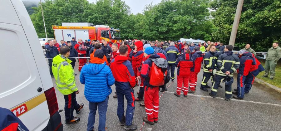 Zahlreiche Rettungskräfte suchen nach der Maschine.