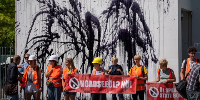 Klimaschutzaktivisten beschmieren das Kanzleramt. Berlin