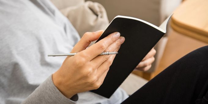 Ein Schmerztagebuch müssen die Betroffenen in aller Regel nicht selbst anlegen. Es gibt für unterschiedliche Erkrankungen Vordrucke zum Download. Frau Stift Heft Tagebuch