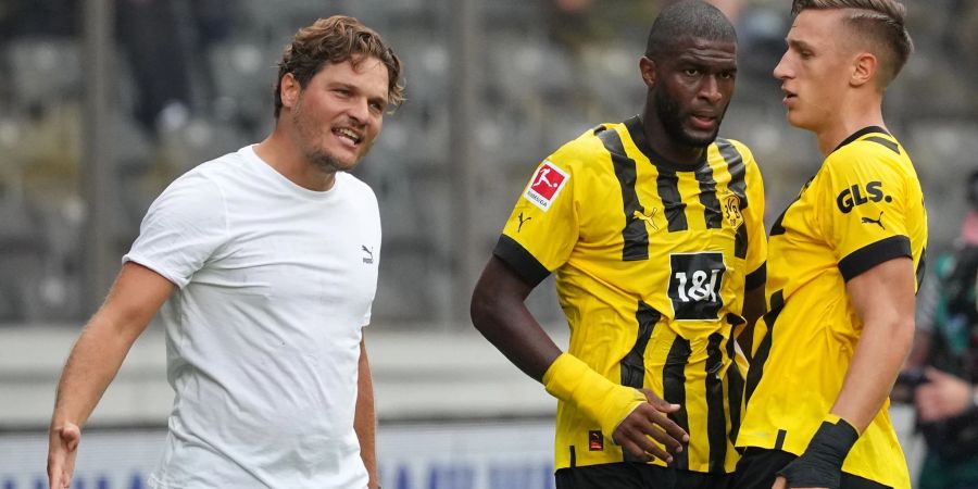 Anthony Modeste (M) ist nach seinem Treffer zum 1:0 zur Seitenlinie gelaufen und jubelt mit BVB-Trainer Edin Terzic (l) und Nico Schlotterbeck (r).
