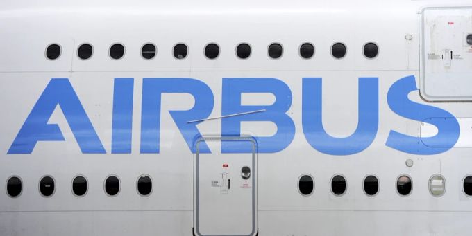 Das Airbus-Logo an einer A380-Maschine Airbus