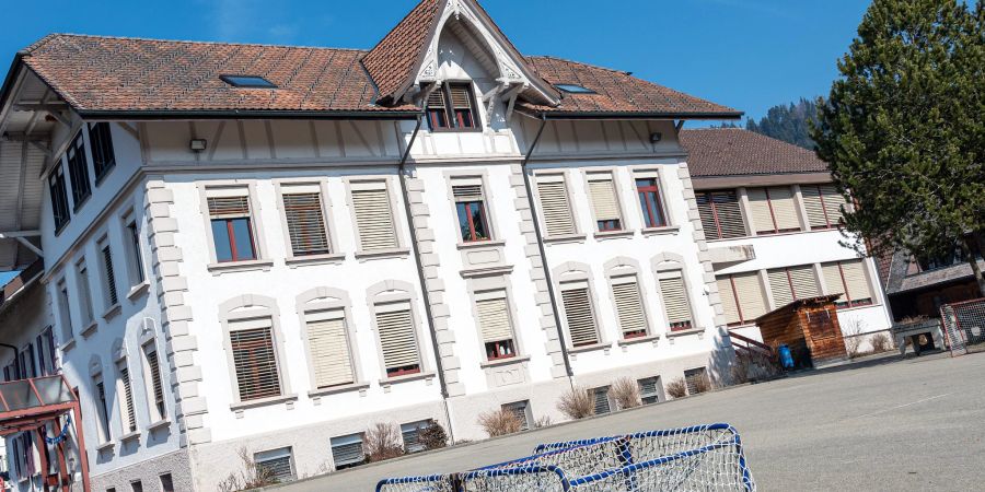 Das Schulhaus Dorf an der Bahnhofstrasse 5 in Zäziwil.