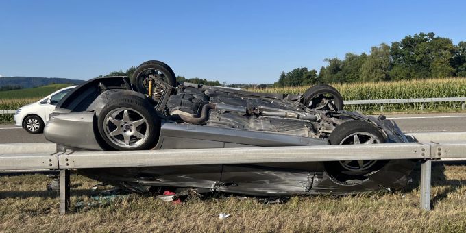 Der Autofahrer wurde mittelschwer verletzt. Der Autofahrer wurde mittelschwer verletzt.