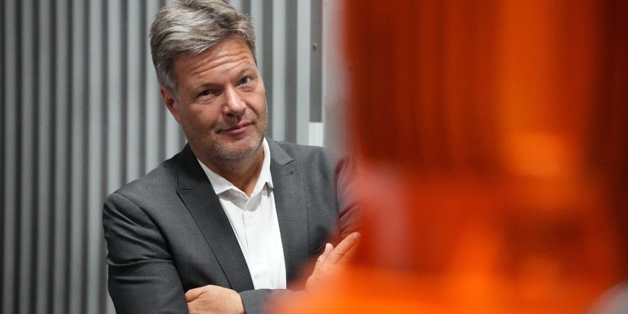 Bundeswirtschaftsminister Robert Habeck will mittels zwei neuer Verordnungen mehr Energie sparen.