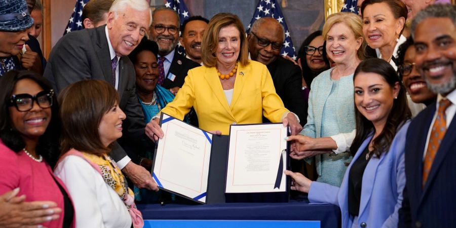 Nancy Pelosi, Sprecherin des US-Repräsentantenhauses, und ihre Demokratischen Parteikollegen feiern auf dem Capitol Hill.