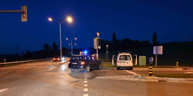Die Autofahrerin wurde leicht und der Lieferwagenfahrer unbestimmt verletzt.