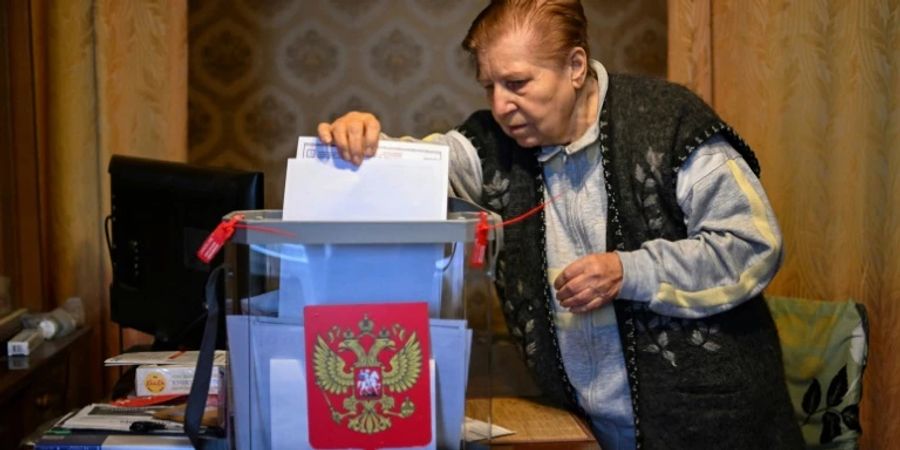 Eine Frau nimmt an der Kommunalwahl in Moskau teil