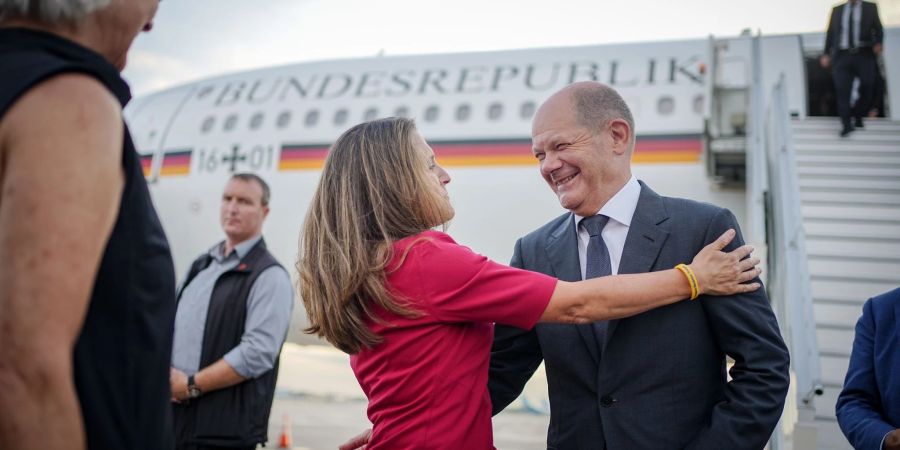 Bundeskanzler Olaf Scholz wird nach der Landung auf dem Flughafen von Montreal von der kanadischen Finanz- und Vize-Premierministerin Chrystia Freeland begrüsst.