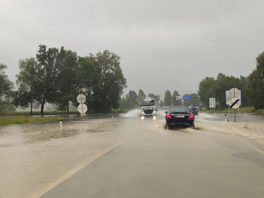 Anhaltende intensive Niederschläge haben in Vorarlberg am Freitag, 19. August 2022, zu Überschwemmungen gesorgt. Im Bild die Situation in Bregenz.