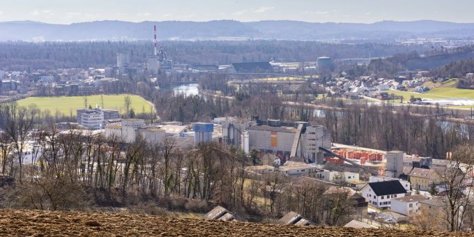 Blick auf die Industriegebiete in Holderbank und Wildegg im Kanton Aargau. Blick auf die Industriegebiete in Holderbank und Wildegg im Kanton Aargau.