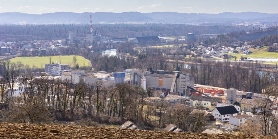 Blick auf die Industriegebiete in Holderbank und Wildegg im Kanton Aargau.