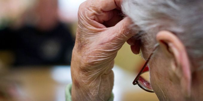 Wie war das Wort nochmal? Wer regelmässig vergessliche Momente hat, hat oft Sorge, dass sich eine Alzheimer-Erkrankung anbahnt. (Patrick Pleul/dpa-Zentralbild/dpa-tmn) alzheimer