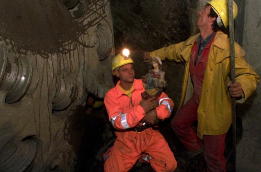 Mit der Heiligen Barbara im Arm arbeiten am 11. Juni 2001 zwei Männer im Tunnel nahe Sörenberg LU, in welchem sich die Transitgasleitung befindet.