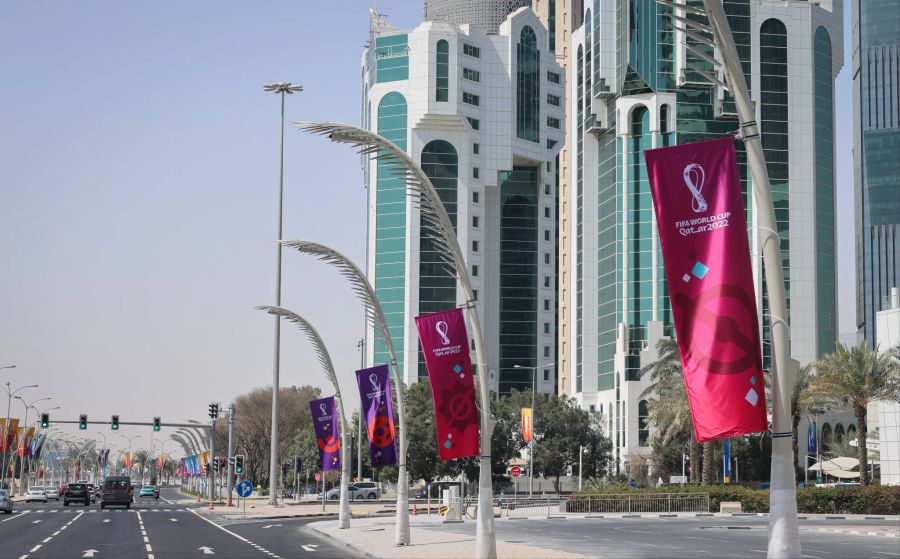 Strasse Flaggen WM Katar Fussball Doha