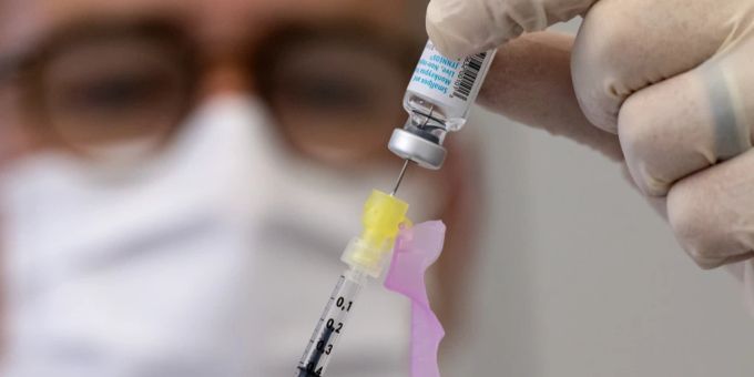 Der Impfstoff Imvanex verhindert eine Infektion mit den Affenpocken. In Deutschland beispielsweise ist das Vakzin verfügbar, in der Schweiz noch nicht. Affenpocken Impfstoff