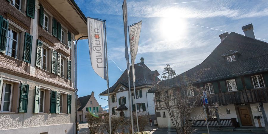 Die Gemeindeverwaltung Langnau im Emmental und rechts das Pfarrhaus.