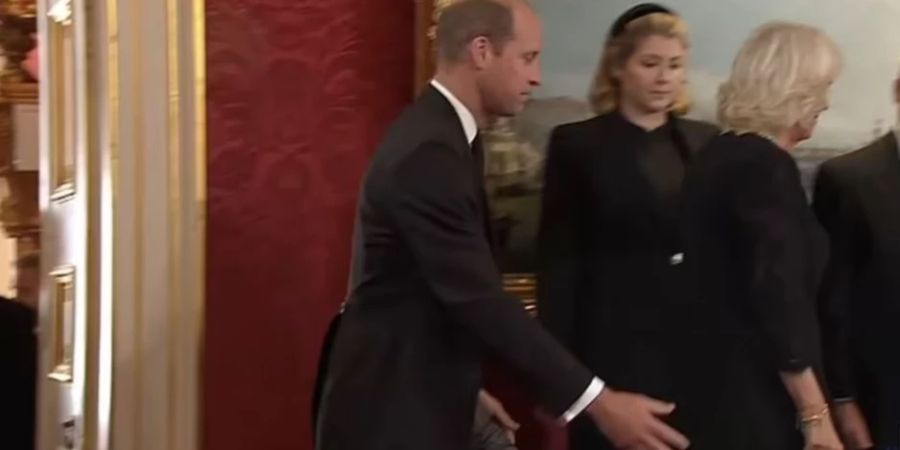 Prinz William streckt eine helfende Hand aus.