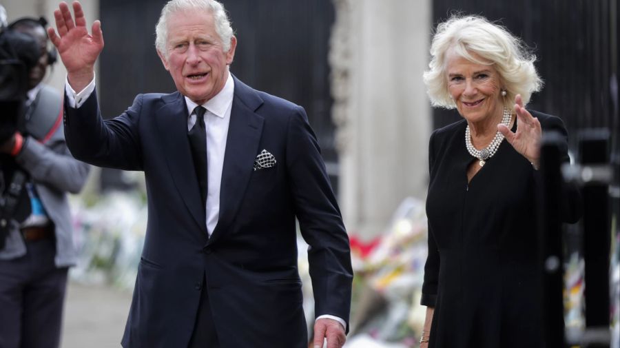 King Charles und Camilla vor dem Buckingham Palast in London.