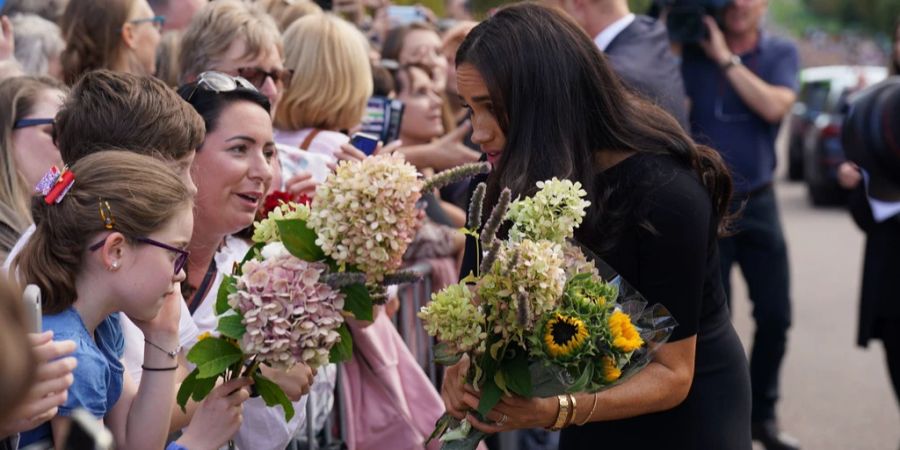 Meghan Markle unterhält sich mit den Royal-Fans.