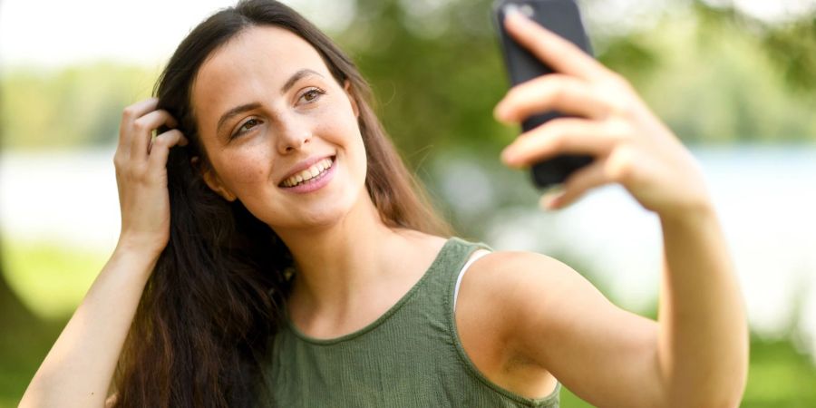 Bei den meisten Selfies dürfte die linke Gesichtshälfte etwas stärker in Erscheinung treten als die rechte.