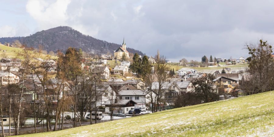 Die neugotische Kirche Sankt Urs und Viktor in Nunningen stammt aus dem Jahre 1866.