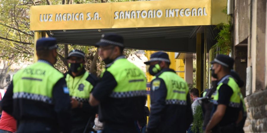 Polizisten vor der Privatklinik in Argentinien.