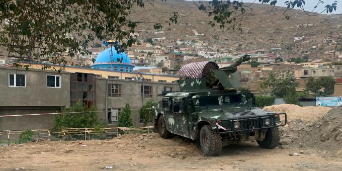 Ein gepanzertes Fahrzeug der Taliban vor einer Moschee. AP/dpa Panzer Taliban