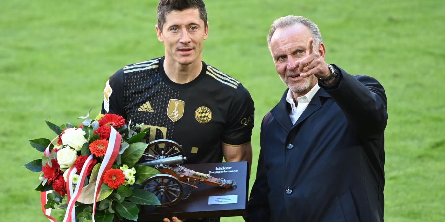 Der FC Bayern München um Ex-Vorstandsboss Karl-Heinz Rummenigge (r) hatte Stürmerstar Robert Lewandowski im Sommer nach Barcelona abgegeben.