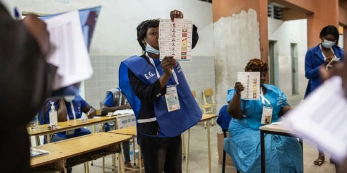 Auszählung der Stimmen in Angolas Hauptstadt Luanda Auszählung der Stimmen in Angolas Hauptstadt Luanda
