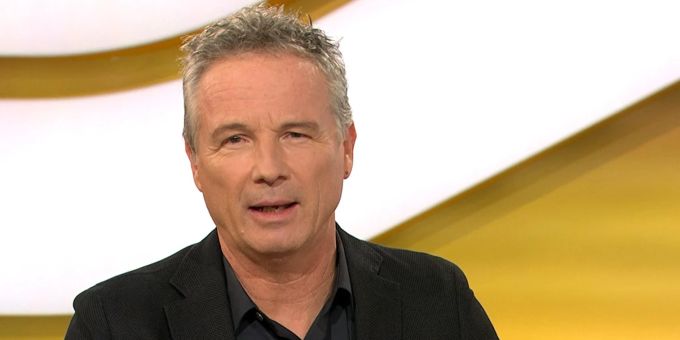 Ueli Schmezer in seiner Kassensturz-Spezialsendung «25 Jahre mit Ueli Schmezer», 21. Dezember 2021. Der ehemalige Journalist kandidiert für die Nationalratswahlen 2023. Schmezer SP