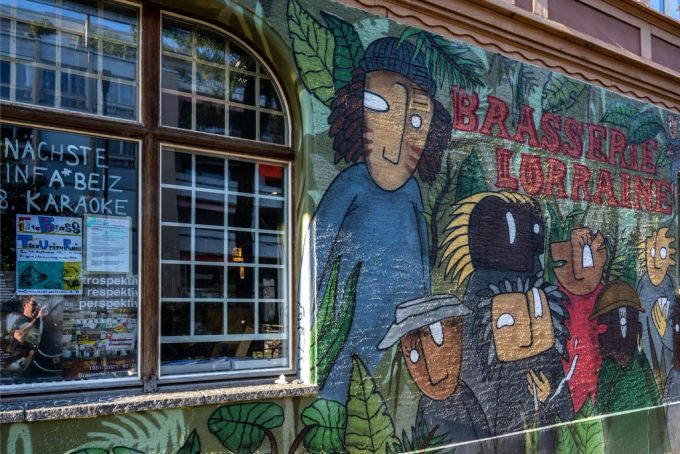 Einige Zuschauer in der «Brasserie Lorraine» hätten sich unwohl gefühlt, weil die Künstler Reggae-Musik performen und zwei Bandmitglieder Dreadlocks tragen. Als Personen weisser Hautfarbe sei dies eine Form der kulturellen Aneignung. Die Weltwoche ist anderer Meinung: Sie luden die Band zu einem Auftritt in Zürich ein. Weltwoche Sommerfest