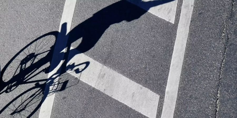 Schatten eines Radfahrers in Berlin