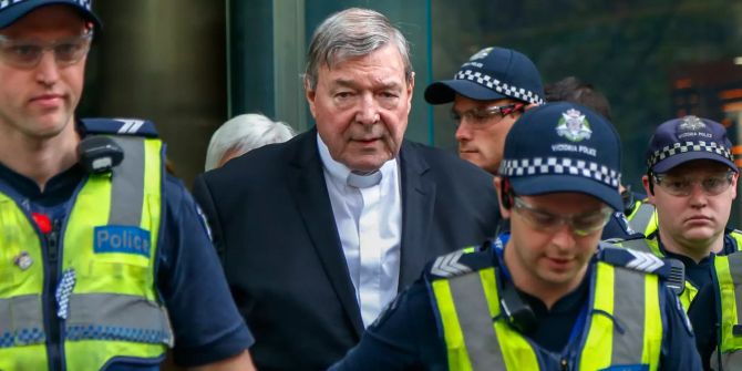 George Pell mit Polizisten.