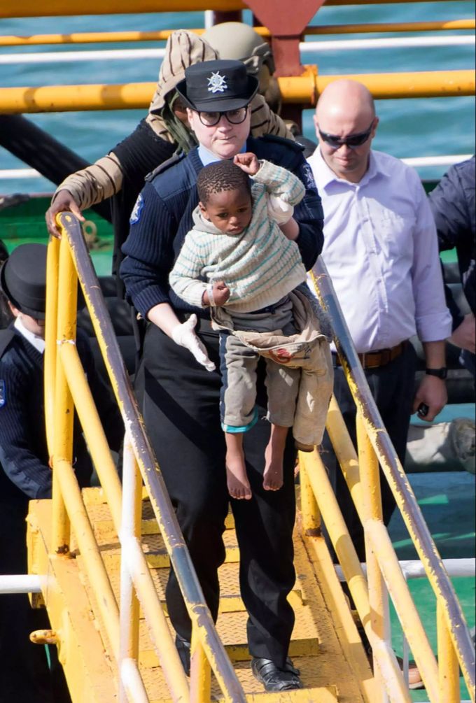 Ein kleiner Bub wird am Donnerstag, 28. März von einem maltesischen Polizisten von Bord des türkischen Öltankers getragen. Schiff Malta