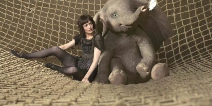 Die Akrobatin Colette Marchant (Eva Green) und der kleine Elefant Dumbo im Netz. Foto: Disney Enterprises Die Akrobatin Colette Marchant (Eva Green) und der kleine Elefant Dumbo im Netz. Foto: Disney Enterprises