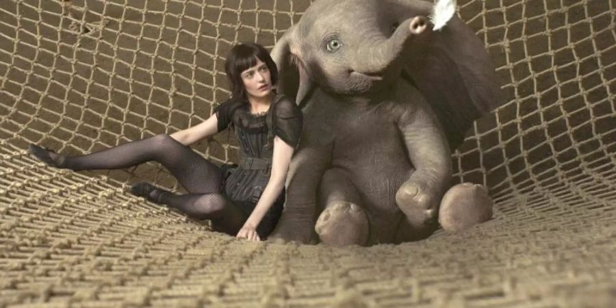 Die Akrobatin Colette Marchant (Eva Green) und der kleine Elefant Dumbo im Netz. Foto: Disney Enterprises