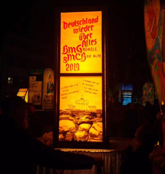 Die Senioren der Basler Mittwochgs-Gesellschaft (BMG Runzle) sind auf Provokation aus und setzen «Deutschland wieder über alles». Basler Fasnacht