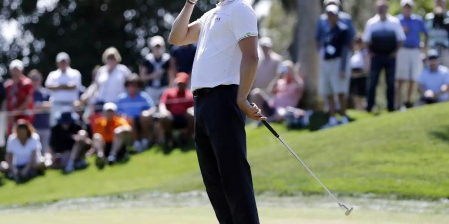 Martin Kaymer ärgert sich nach einem schwachen Putt am fünften Loch. Foto: Gerald Herbert/AP