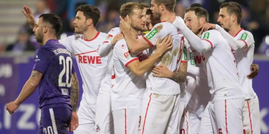 Die Spieler des 1. FC Köln feiern den Sieg in Aue. Foto: Sebastian Kahnert
