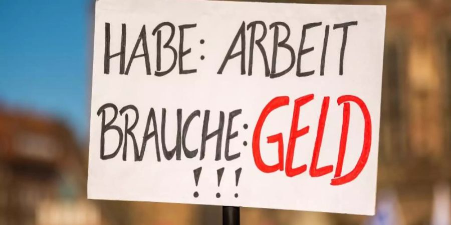 Warnstreik in Bremen. Die Gewerkschaften fordern in den laufenden Tarifverhandlungen sechs Prozent mehr Lohn, mindestens jedoch 200 Euro. Foto: Mohssen Assanimoghaddam