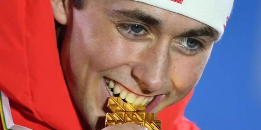 Der Norweger Jarl Magnus Riiber posiert mit seiner Goldmedaille. Foto: Hendrik Schmidt