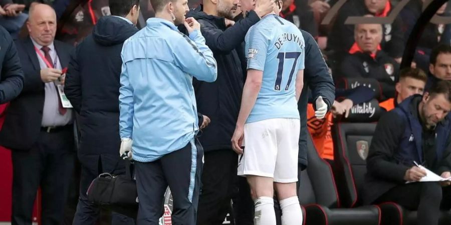 Manchester Citys Manager Pep Guardiola tröstet Kevin De Bruyne bei der Auswechslung. Foto: Adam Davy/PA Wire