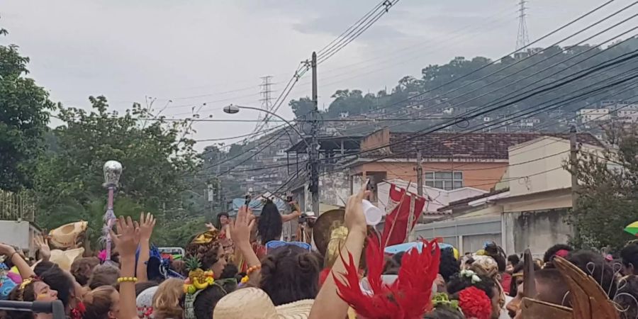 Ein Karnevals-Umzug an der Grenze zu den Favelas in Rio de Janeiro.